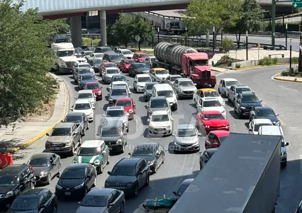 Choque y Expo Japón Monterrey, colapsan la avenida Fundidora