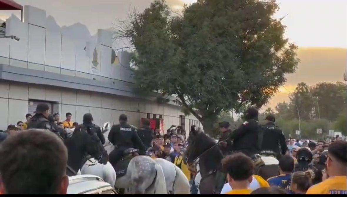 En el video se observa a los integrantes de la barra de Libres y Lokos enfrentando a los policías. Foto: Redes sociales