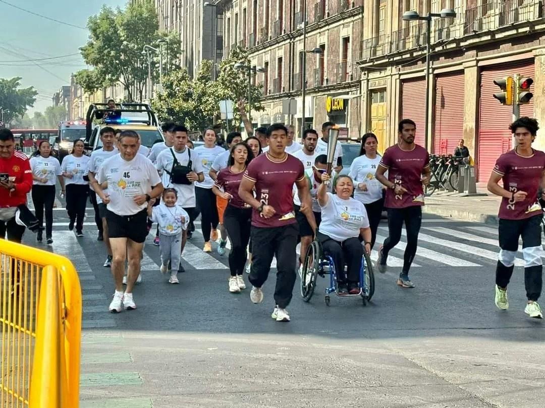 Mexicanos haciendo deporte en el Día Internacional del Deporte para el Desarrollo y la Paz 2024. Foto tomada de: X @DeporteCDMX