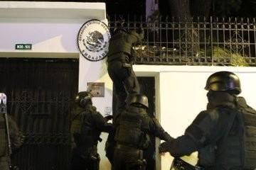 Policias en embajada de México en Ecuador. Foto tomada de: X @RukumisG