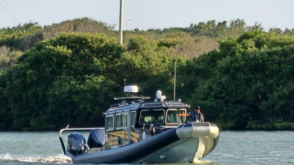 Rescatan a un hombre que cayó al mar por una falla en su paracaídas