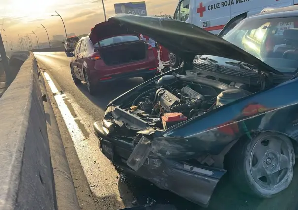 Mujer se impacta contra muro de contención en Santa Catarina y sale ilesa