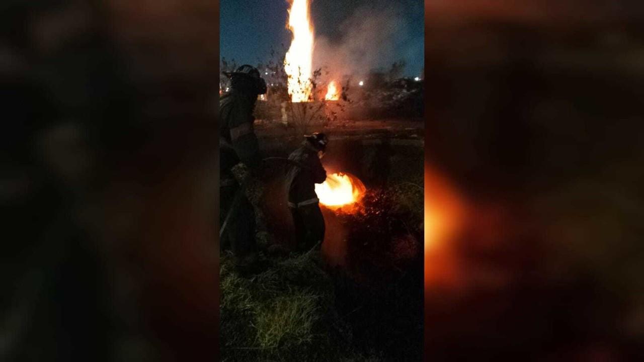 Las autoridades reportaron que el fuego en Río de Los Remedios está controlado, no reportaron lesionados ni daños a vivienda. Foto: Gob. de Ecatepec