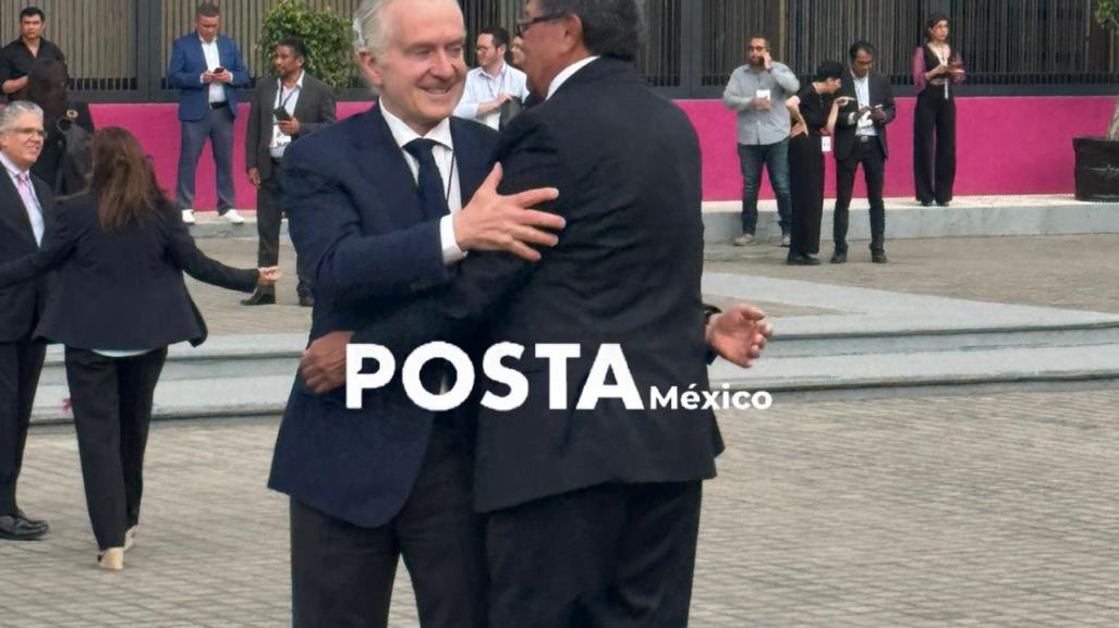 Se dan Creel y Monreal fraterno abrazo al llegar a debate