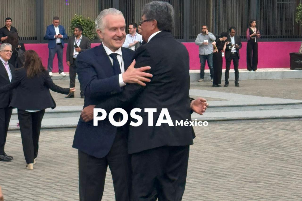 Ricardo Monreal, representante de Morena, y Santiago Creel, destacado miembro de la bancada panista, se encontraron en el primer debate presidencial, donde compartieron un cálido abrazo. Foto: Alejandro Godina / POSTA