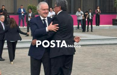 Se dan Creel y Monreal fraterno abrazo al llegar a debate