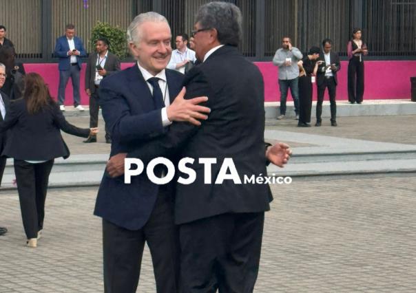 Se dan Creel y Monreal fraterno abrazo al llegar a debate