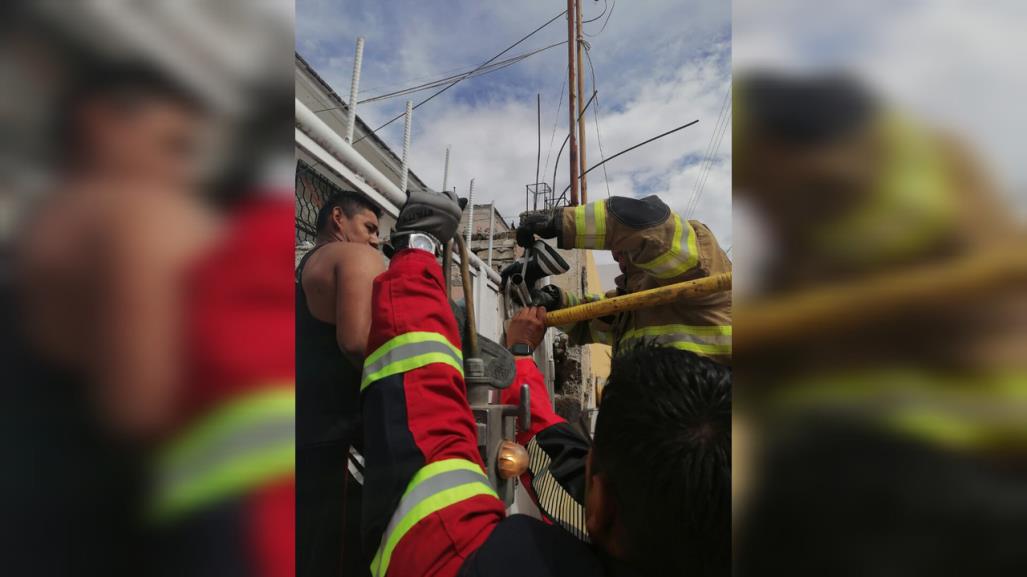 ¡Qué dolor! Queda colgado al perforar su pie con una varilla