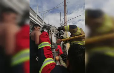 ¡Qué dolor! Queda colgado al perforar su pie con una varilla