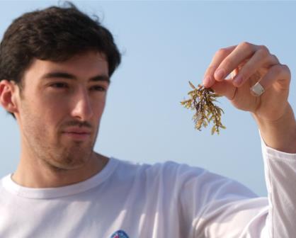 Joven mexicano busca convertir el sargazo en arma contra el cambio climático