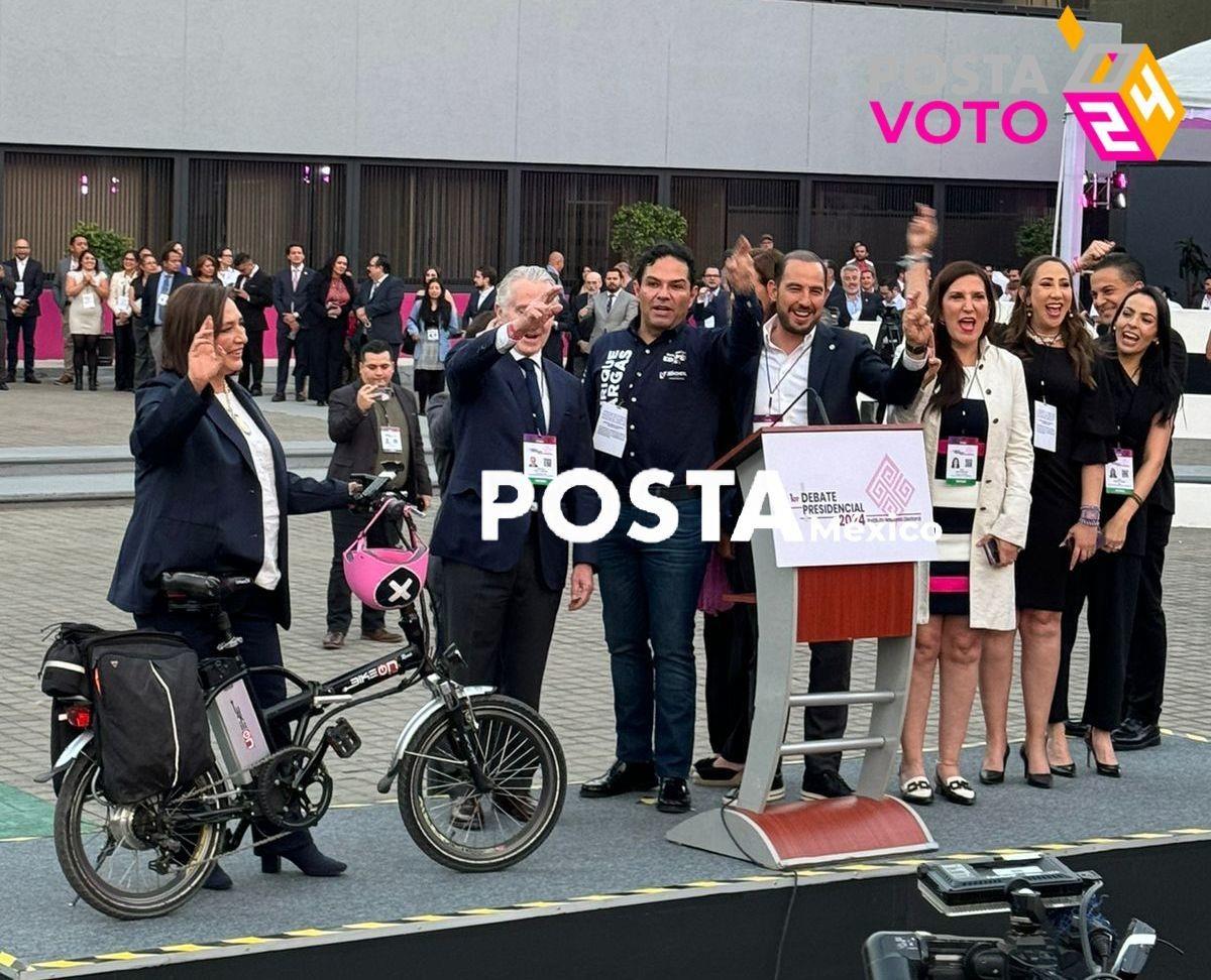 Xóchitl Gálvez evita el tráfico y arriba en bicicleta a la sede del INE Foto: Alejandro Godina