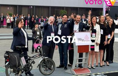 Sigue #LaCoberturaTotal Llega Xóchitl Gálvez en bicicleta a la sede del INE