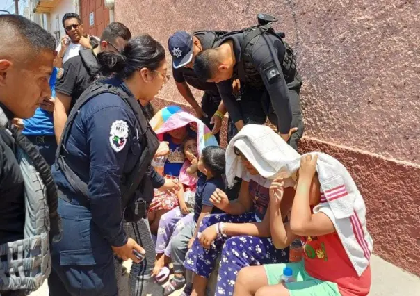 Naucalpan: Rescatan a seis personas durante incendio de una vivienda