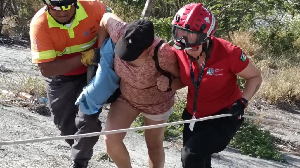 Auto con familia cae al Río Santa Catarina; hay 5 lesionados