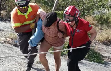 Auto con familia cae al Río Santa Catarina; hay 5 lesionados