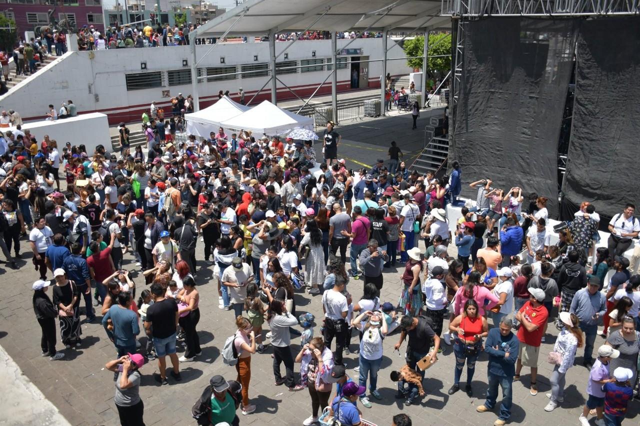 Abarrotan explanada municipal en Neza para ver el eclipse