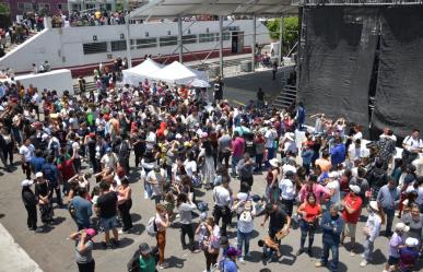 Abarrotan explanada municipal en Neza para ver el eclipse