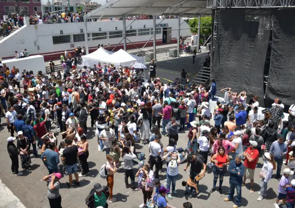Abarrotan explanada municipal en Neza para ver el eclipse