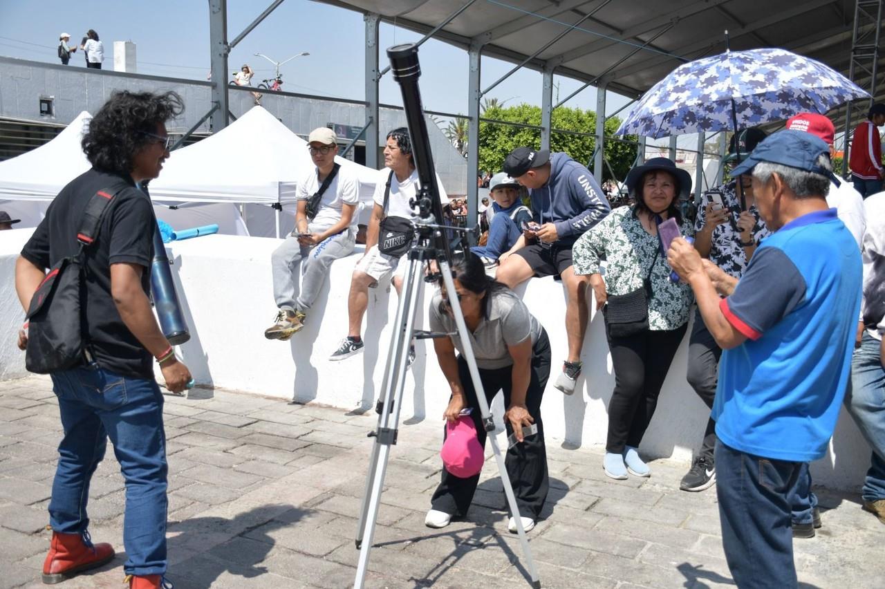 Abarrotan explanada municipal en Neza para ver el eclipse