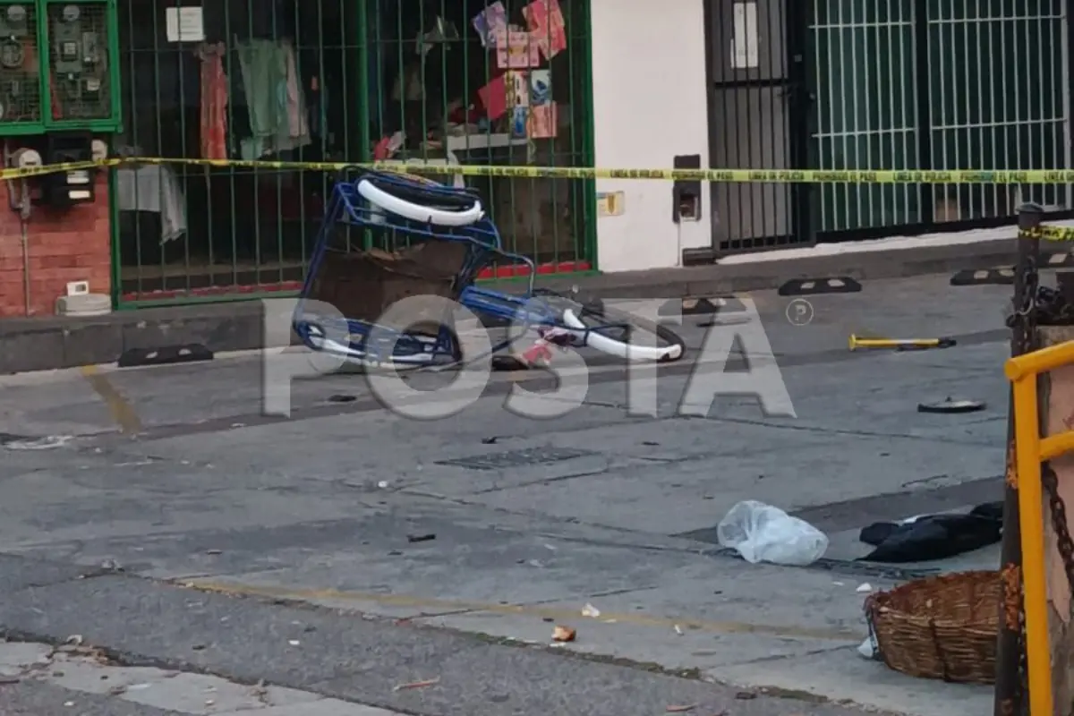 Ambulancia privada atropella y mata a vendedor de café en Iztapalapa.           Foto: Ramón Ramírez