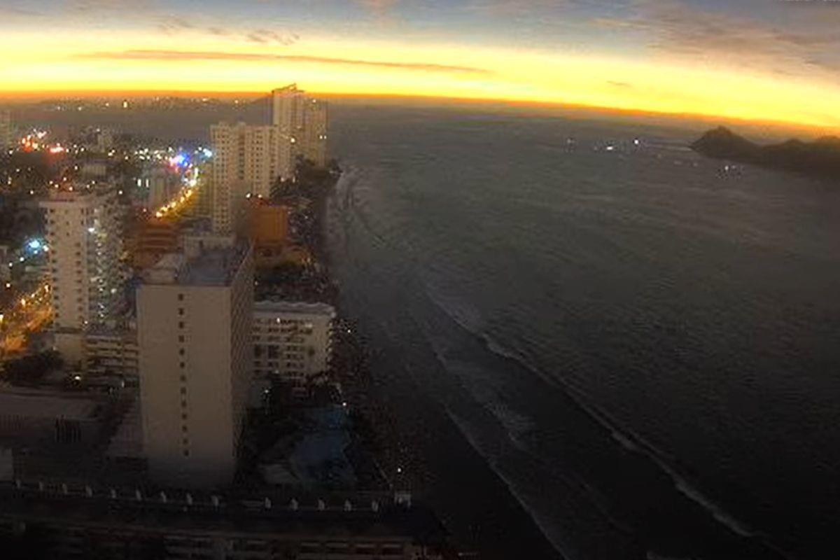 Pasa de día a noche en Mazatlán, Sinaloa por Eclipse Solar total Foto: Webcams