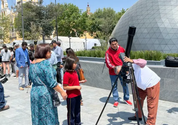 Disfrutan decenas de personas del eclipse en el Valle de Toluca (VIDEO)