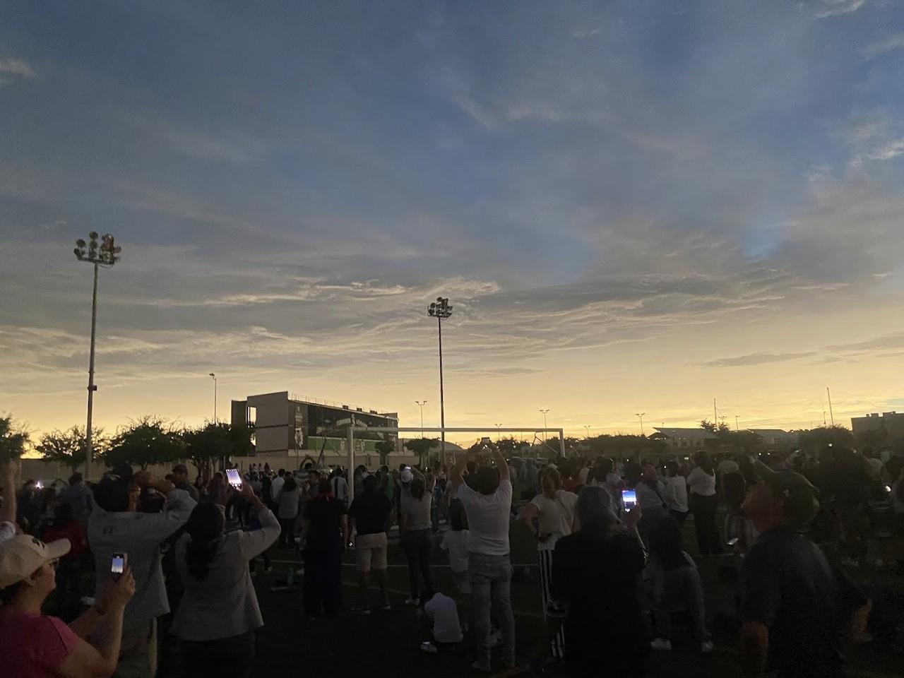 Miles de personas atestiguaron el eclipse total de Sol en Torreón.  (Fotografía: Gabriel Acosta)