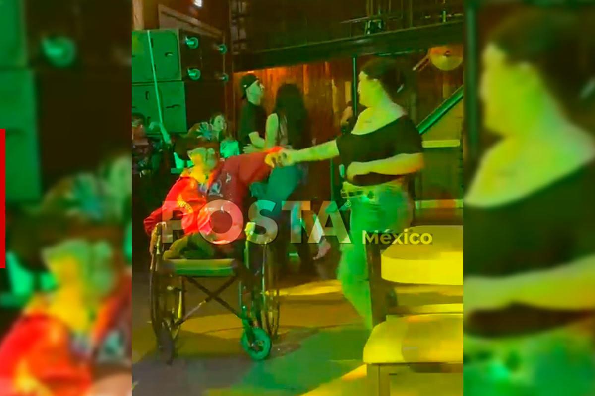 Un hombre baila cumbias norteñas en un centro nocturno. Foto: POSTA México