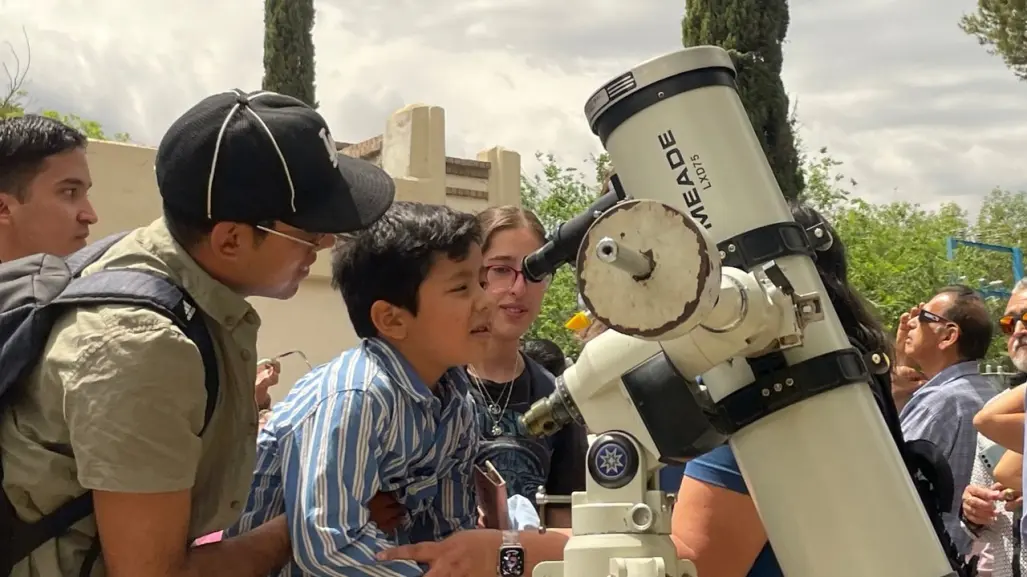 Disfrutan del eclipse total de Sol en Camporredondo en Saltillo