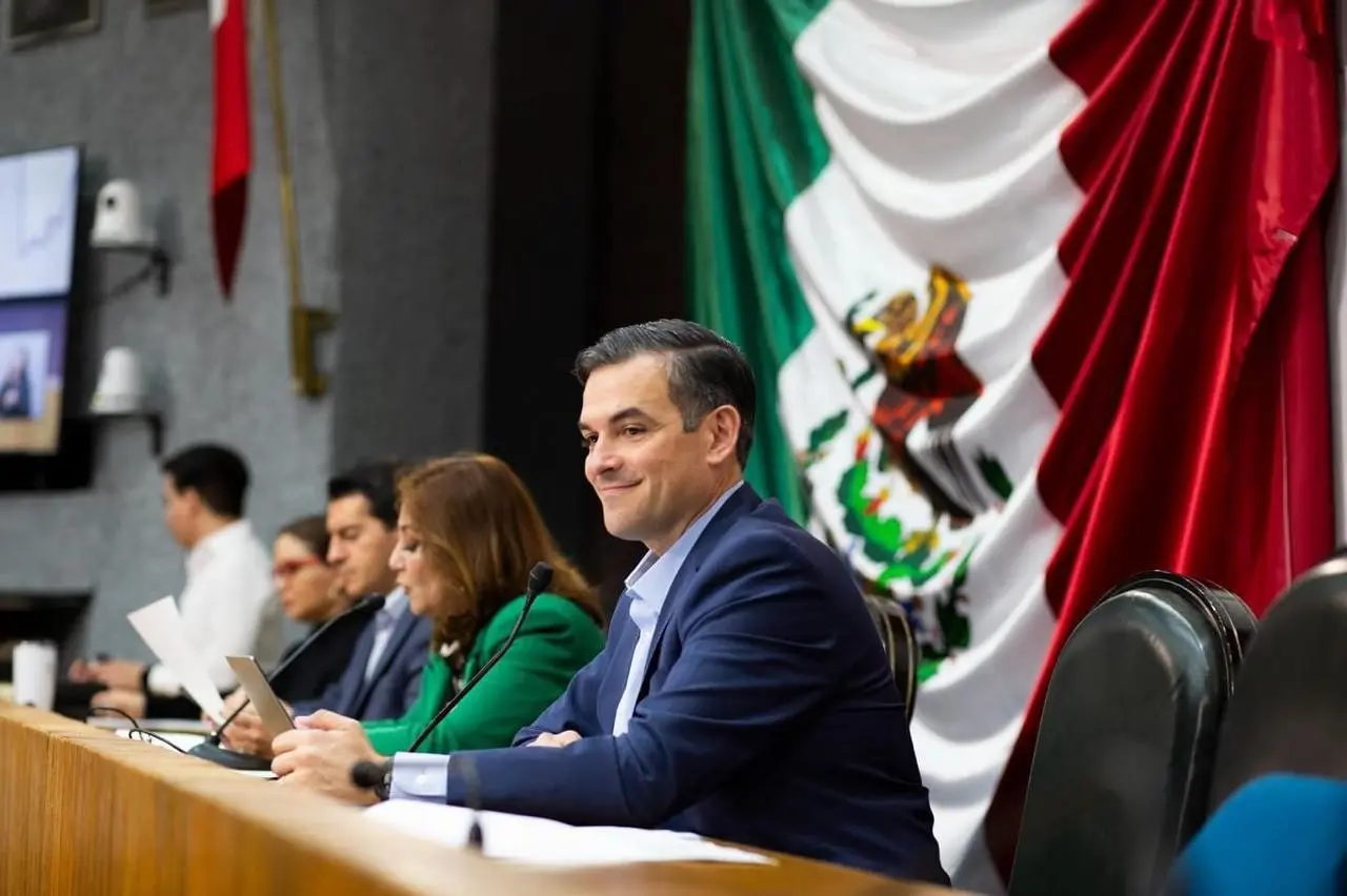 El legislador del PAN, Mauro Guerra, dejó la presidencia del Congreso del estado. Fotos. Armando Galicia