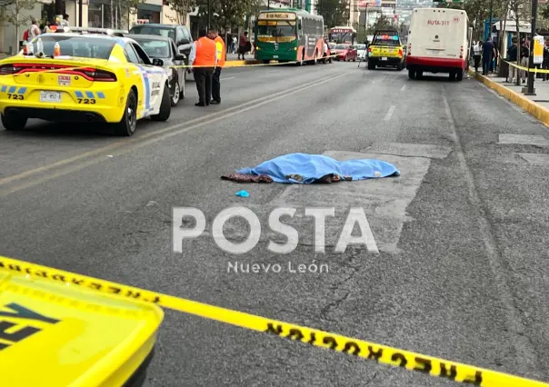 Muere hombre de la tercera edad atropellado por camión en el centro de Monterrey