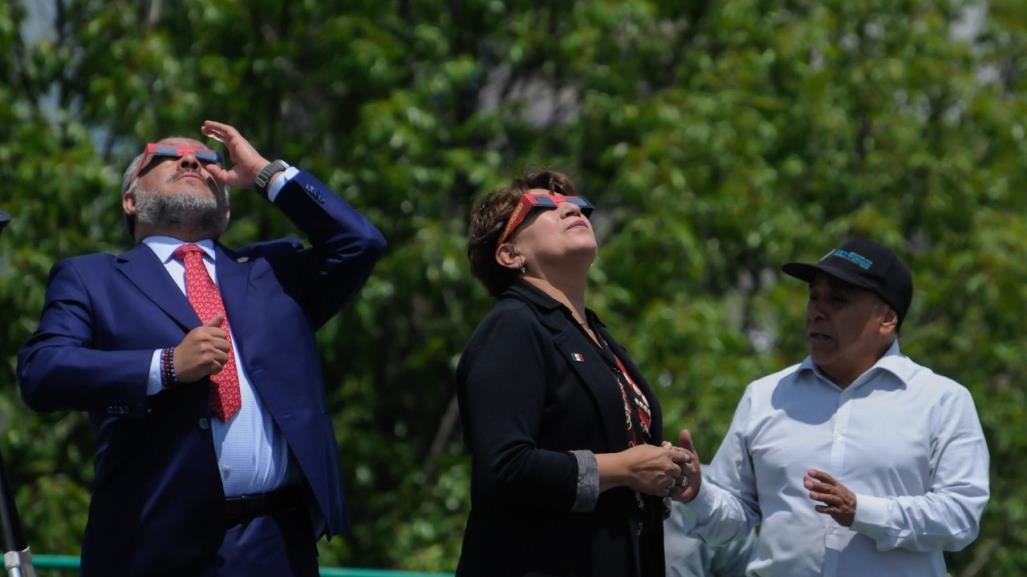 Observa Delfina Gómez eclipse desde palacio de gobierno