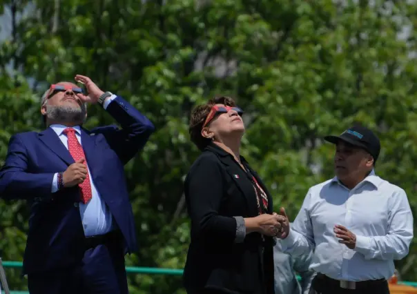 Observa Delfina Gómez eclipse desde palacio de gobierno