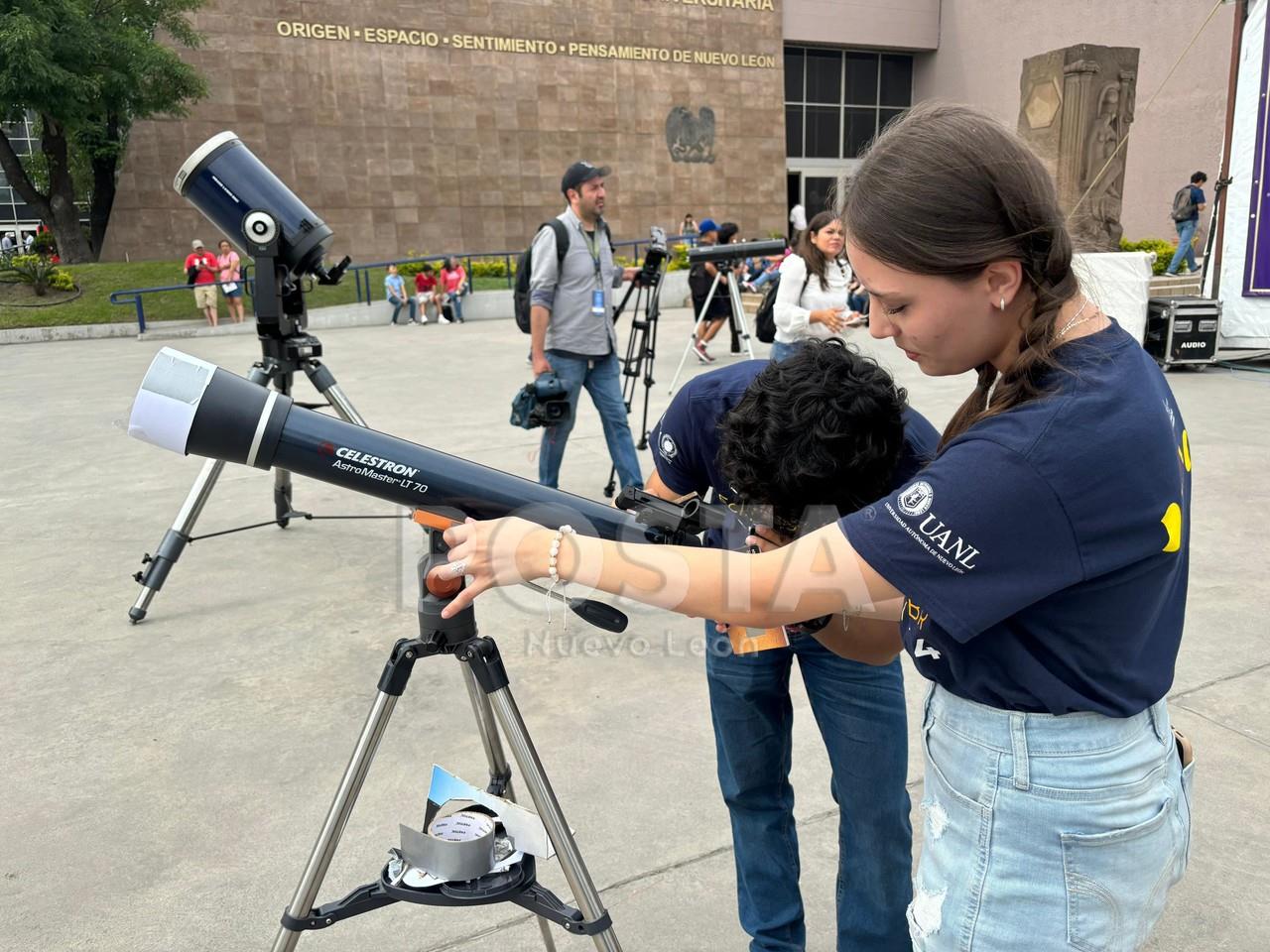 Eclipse solar total en la Explanada de Rectoría de la UANL. Fotos. Diego Beltrán