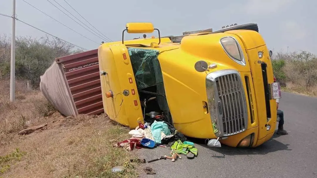 Se vuelca tráiler en la carretera Altamira-Morón