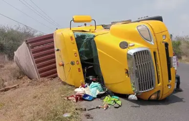 Se vuelca tráiler en la carretera Altamira-Morón