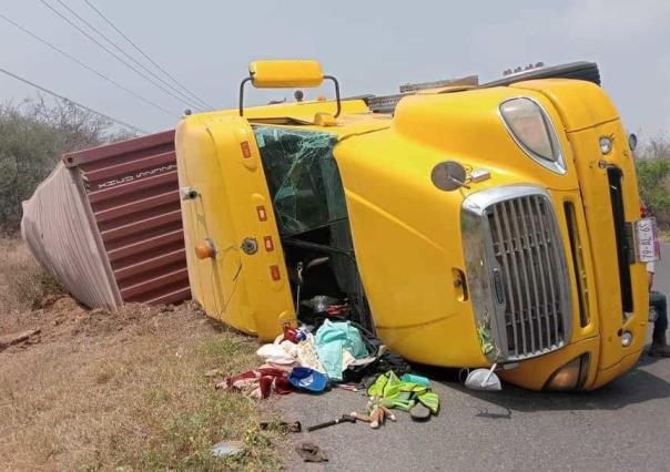 Se vuelca tráiler en la carretera Altamira-Morón