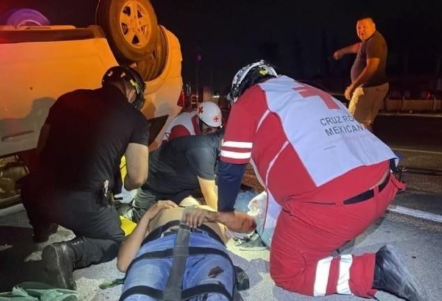 Volcadura deja tres heridos en Carretera Nacional