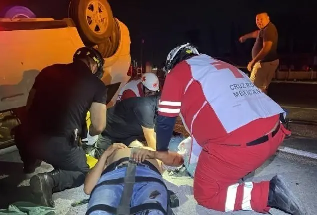 Los tres heridos fueron trasladados al Hospital General de Montemorelos para su valoración médica. Foto: Protección Civil de Nuevo León.