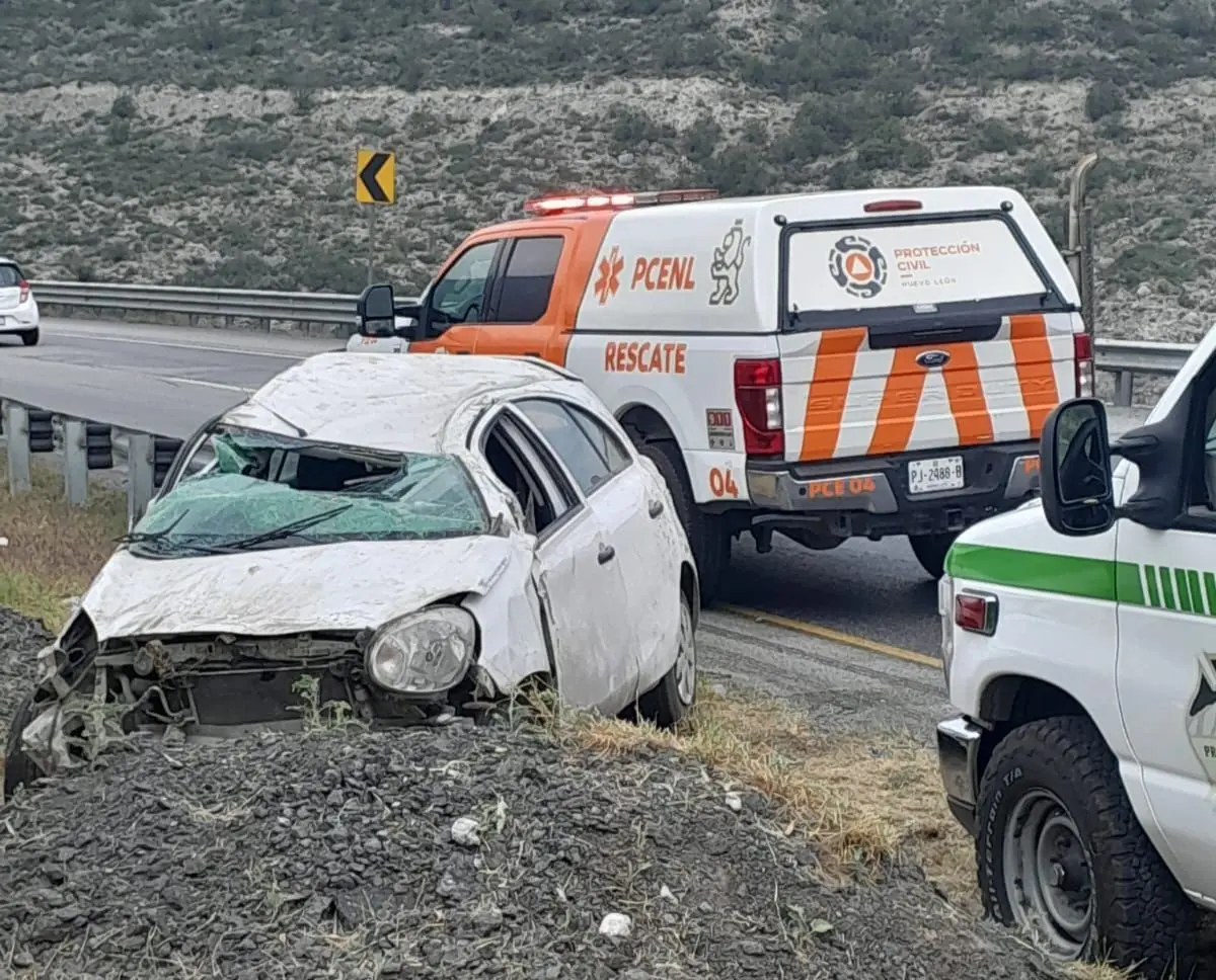 Aparatosa volcadura deja un lesionado en García