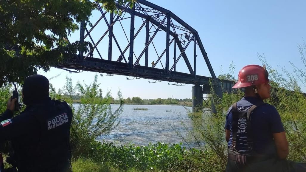 Hombre se lanza desde un puente en Sinaloa