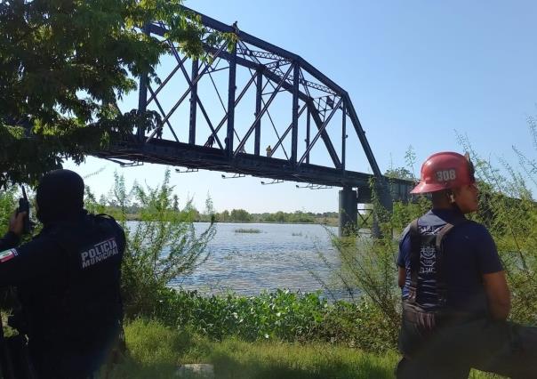 Hombre se lanza desde un puente en Sinaloa