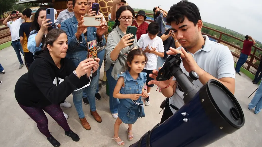 Disfrutan de eclipse en el Zoológico de Nuevo Laredo