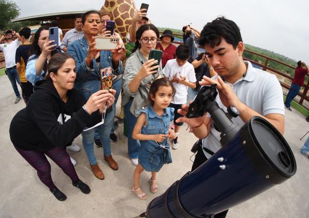 Disfrutan de eclipse en el Zoológico de Nuevo Laredo