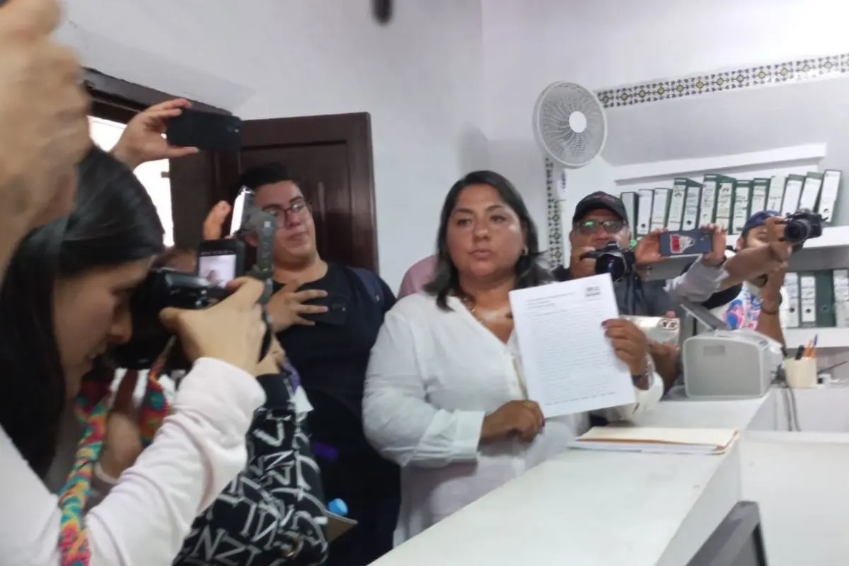 Graciela Nani, integrante del Consejo Consultivo y Premio Estatal de la Mujer en 2023, entrega queja de violencia de género ante el Organismo Electoral Foto: Rosalinda Morales