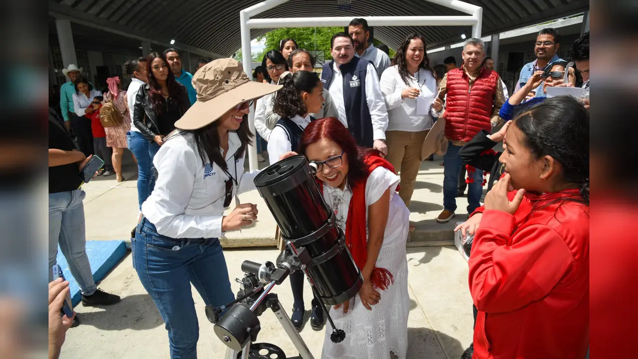 Observa la titular de la SEP el eclipse junto a niños duranguenses