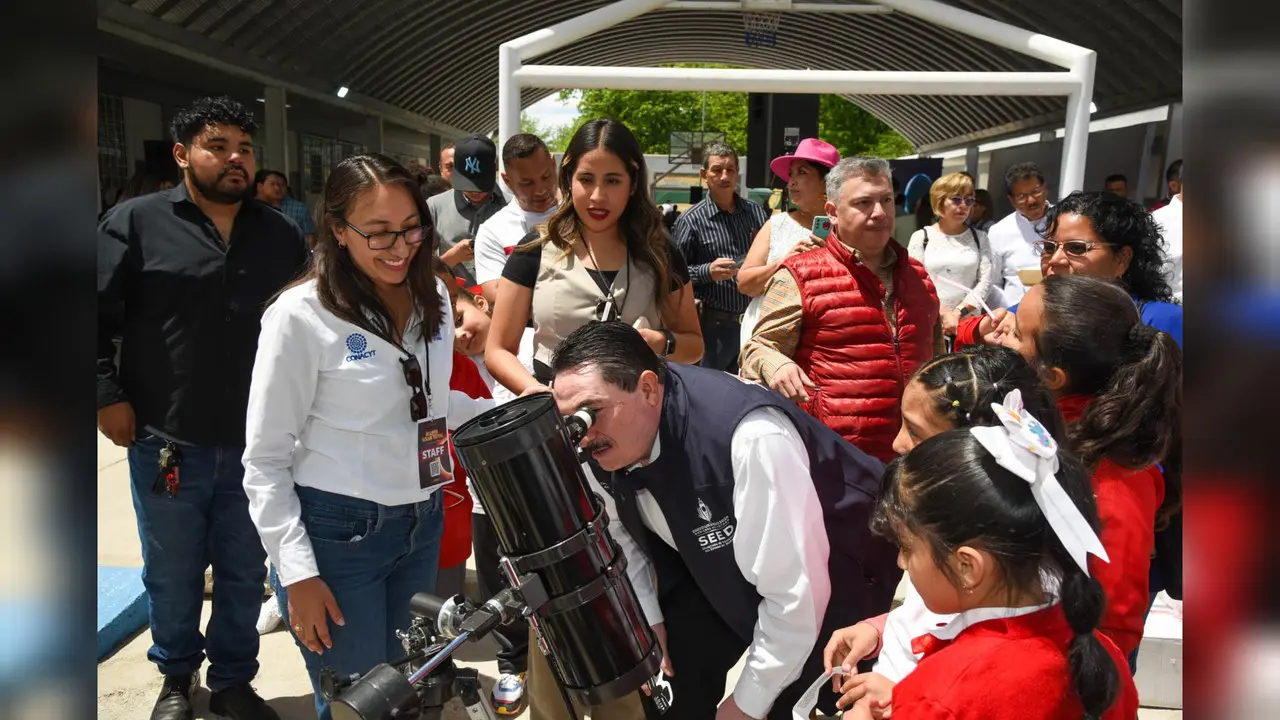Observa la titular de la SEP el eclipse junto a niños duranguenses