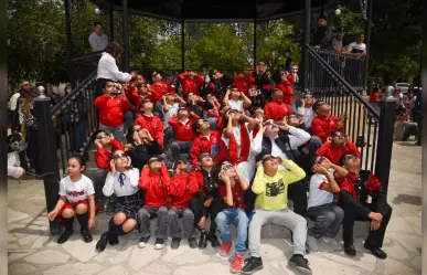 Observa la titular de la SEP el eclipse junto a niños duranguenses