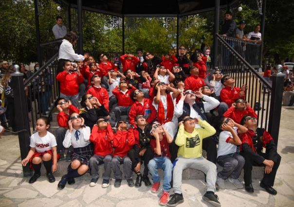 Observa la titular de la SEP el eclipse junto a niños duranguenses
