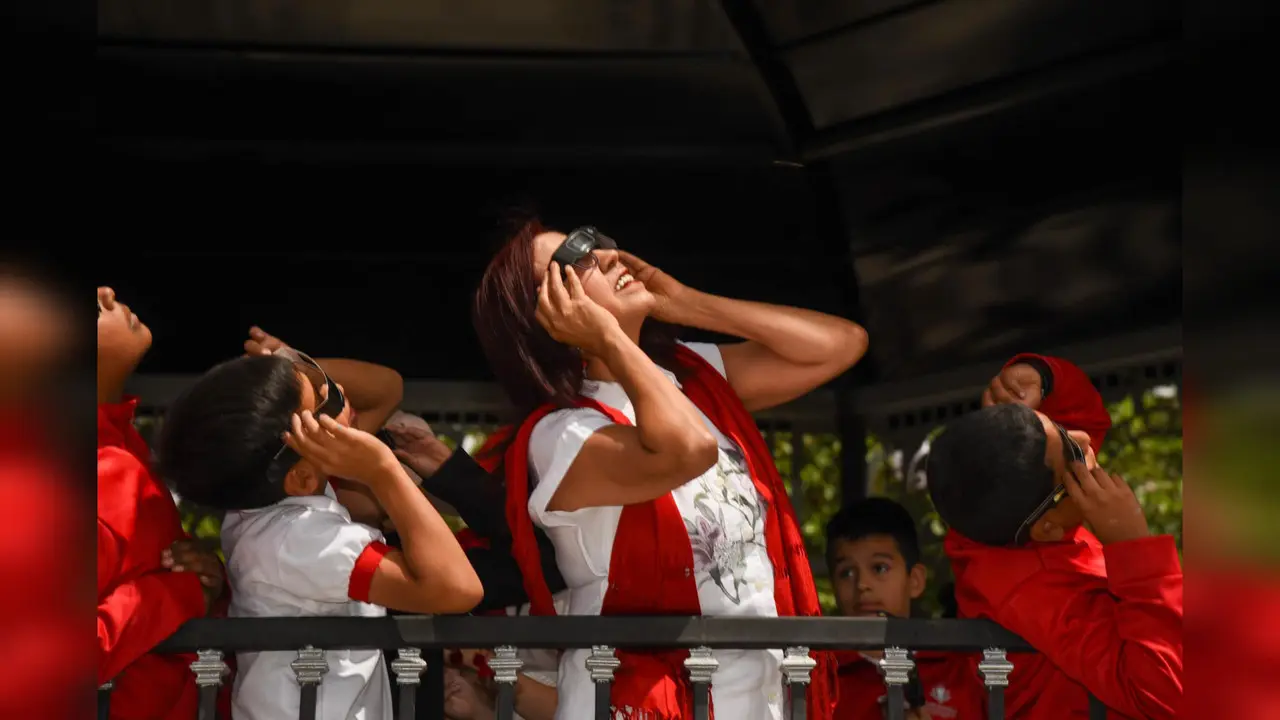 Observa la titular de la SEP el eclipse junto a niños duranguenses